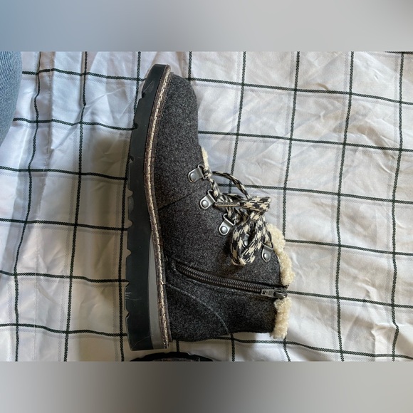 Madden NYC Women's SIZE 6 Gray Flannel Hiker Wedge Faux Fur Lace Up Boots NEW - Picture 3 of 6